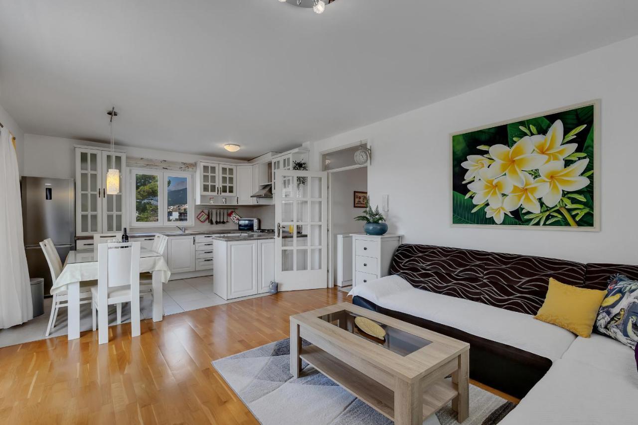 Pine Fine With Free Parking Apartman Makarska